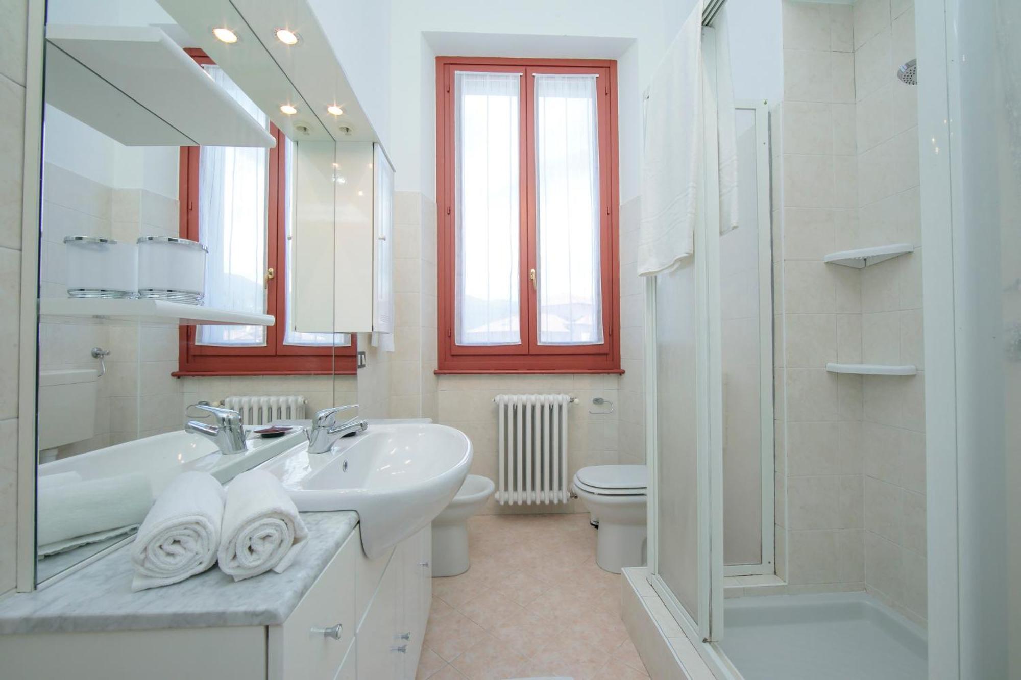 Residenza Oleandro Lake View Luino Center - Happy Rentals Eksteriør billede